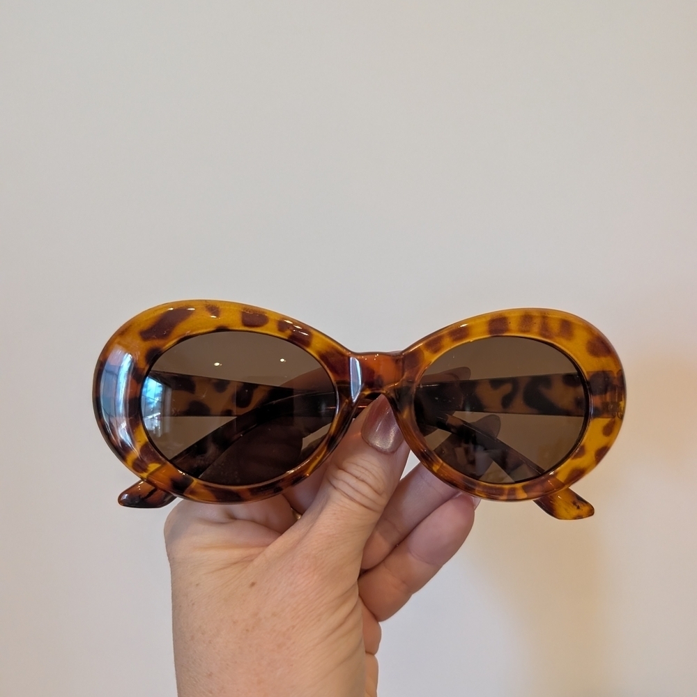 Retro Tortoise Shell Oval Sunglasses - Picture 1 of 8